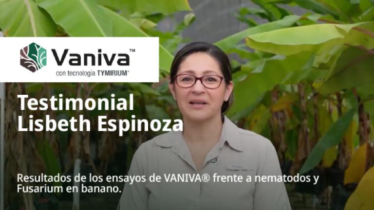 Testimonio de Lisbeth Espinoza en pantalla, con plantas verdes de fondo.