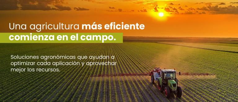 Tractor en un campo al atardecer con texto publicitario sobre agricultura eficiente