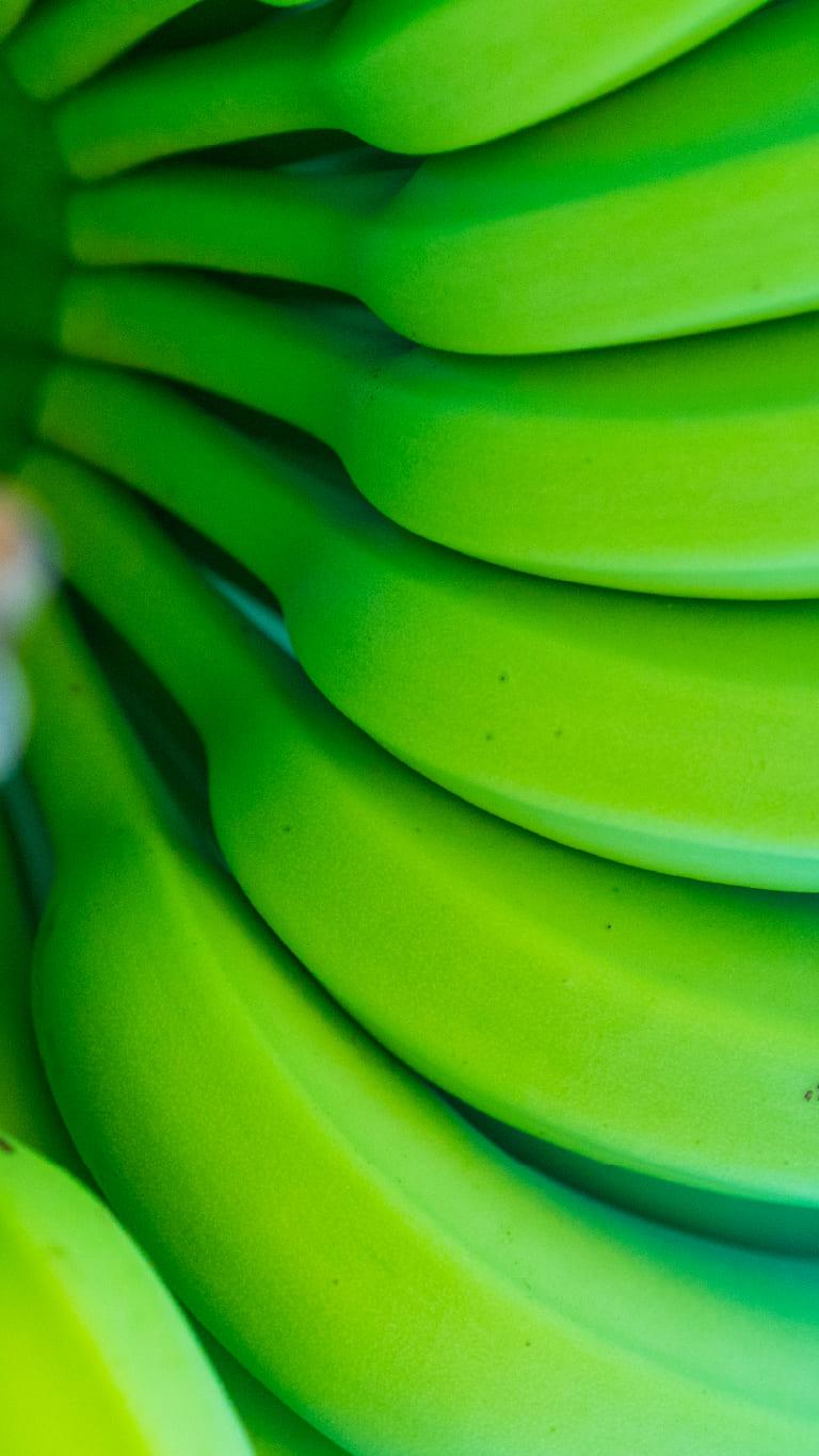 Primer plano de un racimo de plátanos verdes en espiral